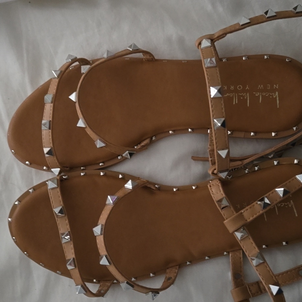 NWT Nicole Miller size 9 studded sandals .